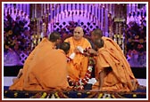 Sadhus from USA honor Swamishri