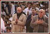 Devotees engaged in Swamishri's darshan during Samip Darshan