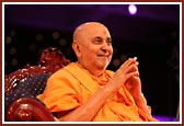 Swamishri joyfully responding to devotees during Samip Darshan