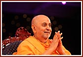 Swamishri joyfully responding to devotees during Samip Darshan