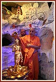 Swamishri performs abhishek of Shri Nilkanth Varni