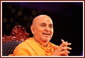 Swamishri joyfully responding to devotees during Samip Darshan