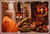 Swamishri performs a special arti to Thakorji on the occasion of Shakotsav