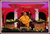 Swamishri blesses the Shakotsav assembly and praises the qualities of different vegetables 