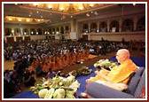 Swamishri blesses the Shakotsav assembly and praises the qualities of different vegetables 