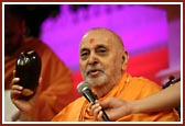Swamishri blesses the Shakotsav assembly and praises the qualities of different vegetables 