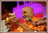 Swamishri blesses the Shakotsav assembly and praises the qualities of different vegetables 