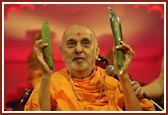 Swamishri blesses the Shakotsav assembly and praises the qualities of different vegetables 