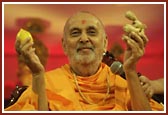 Swamishri blesses the Shakotsav assembly and praises the qualities of different vegetables 