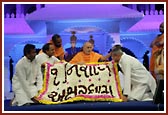 Volunteers honor Swamishri with a shawl of flowers on Volunteers Appreciation Day