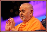 Swamishri blesses the assembly