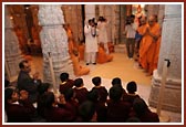 Swamishri bids Jai Swaminarayan to children on Parent's Day