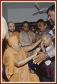 On his 86th birthday Swamishri blesses the devotees