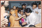 On his 86th birthday Swamishri blesses the devotees