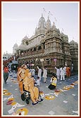 Swamishri going for Thakorji's darshan 