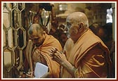 Swamishri in humble prayer and engaged in darshan of Thakorji