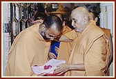Swamishri blesses sadhus for having written thesis in Sanskrit on the Upanishads and Bhagwad Gita