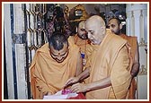 Swamishri blesses sadhus for having written thesis in Sanskrit on the Upanishads and Bhagwad Gita