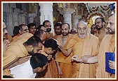 On his 86th birthday Swamishri blesses the sadhus 
