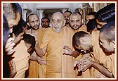 On his 86th birthday Swamishri blesses the sadhus 