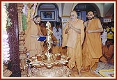 Swamishri in humble prayer before Shri Nilkanth Varni