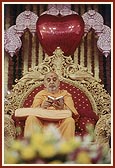 Swamishri reads Shikshapatri