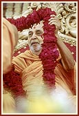 Swamishri is honored with garlands 