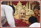 Swamishri is honored with garlands 