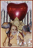 Kothari sadhus of all BAPS mandirs honor Swamishri