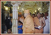 Swamishri engaged in Thakorji's darshan