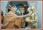 Swamishri observes the renovated murtis of Shri Akshar Purushottam Maharaj for the 100th anniversary(patotsav) of Bochasan mandir