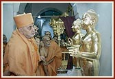 Swamishri observes the renovated murtis of Shri Akshar Purushottam Maharaj for the 100th anniversary(patotsav) of Bochasan mandir