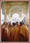 Swamishri engaged in a discussion in the mandir pradakshina