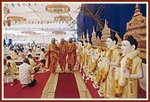 Swamishri arrives onto the yagna mandap stage