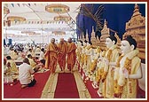 Swamishri arrives onto the yagna mandap stage