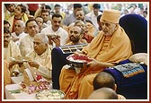 Swamishri and guests perform the yagna arti