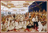 Swamishri and guests perform the yagna arti