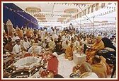 Swamishri and guests perform the yagna arti