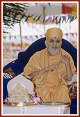 Swamishri blesses the yagna participants