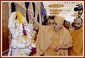 Swamishri performs puja of Shri Ghanshyam Maharaj, Shri Ganeshji, Shri Hanumanji and other 11 new hari mandirs