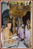 Swamishri performs murti-pratishtha of Shri Akshar Purushottam Maharaj