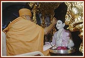 Swamishri performs pujan of Shri Ghanshyam Maharaj as part of the murti-pratishtha ritual