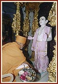 Swamishri performs pujan of Shri Ghanshyam Maharaj as part of the murti-pratishtha ritual