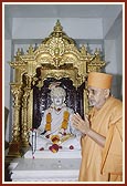 ... pujan of Brahmaswarup Shri Pragji Bhakta