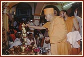 Swamishri performs murti-pratishtha of Shri Nilkanth Varni
