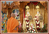 Swamishri engaged in Thakorji's darshan