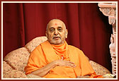 Swamishri blesses the patotsav assembly 