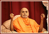 Swamishri blesses the patotsav assembly 