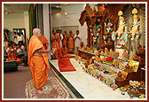 Swamishri performs patotsav arti