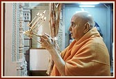 Swamishri performs patotsav arti 